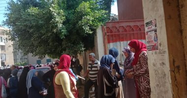 صور .. تفتيش ذاتى لطلاب الثانوية العامة قبل الدخول امتحان الكيمياء والجغرافيا