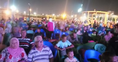 صور..الفتيات والأطفال يتصدرون المشهد بمشاهدة مبارة مصر والكونغو بالقليوبية 