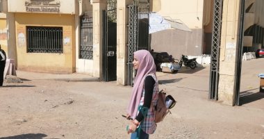 صور .. قصة كفاح من أجل العلم على عكازين..هيام تنتقل يوميا من قريتها لجامعة الفيوم.. الطالبة تستقل 6 وسائل مواصلات يوميا بحثا عن العلم.. وتؤكد : حلمي أن أحصل على سيارة وأعمل لمساعدة والدى وتغطية علاجي الشهري