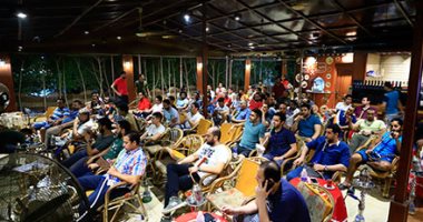الجماهير تشاهد لقاء مصر والكونغو على مقاهى المحروسة