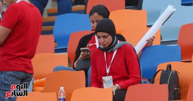 "دعاها جه بفايدة".. مشجعة تصلى فى المدرجات قبل انطلاق مباراة مصر والكونغو