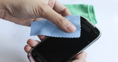 بالمناديل وخلة الأسنان.. أدوات بسيطة لتنظيف موبايلك 