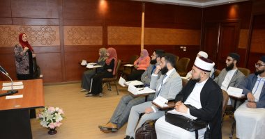 "أزهرية "توضح لأئمة بريطانيا الرد على الشبهات المتعلقة بالمرأة فى الإسلام 