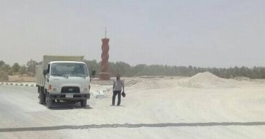 صور.. مدينة إسنا ترفع كفاءة مدخل الطريق الصحراوى بقرية النمسا