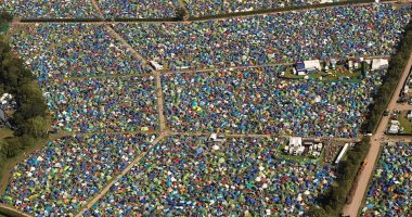 "زواج وحب وخيام".. شاهد مهرجان Glastonbury الأكبر للموسيقى فى أوروبا