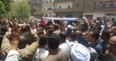 صور.. المئات من أهالى الأقصر يشيعون جنازة أحد شهداء العريش