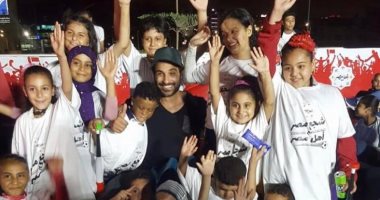 أحمد فهمى يدعم مصابى الحروق بمشاهدة مباراة مصر معهم على time sports