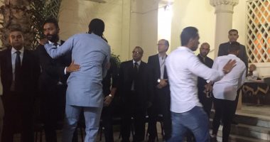 صور.. النيجيرى كانو ونجوم الرياضة فى عزاء والد أحمد حسام ميدو