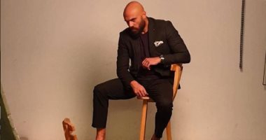 أحمد صلاح حسنى يحتفل بنجاح "الممر وحكايتى" بجلسة تصوير جديدة