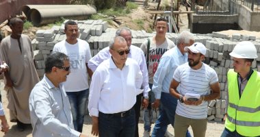 محافظ قنا يتفقد مشروعات مياه الشرب والصرف الصحى بدشنا وفرشوط (صور)