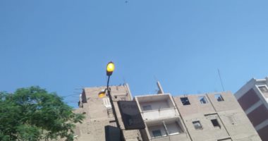 أعمدة الإنارة مضاءة صباحا فى شارع كريستال عصفور بشبرا الخيمة