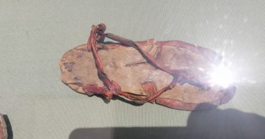 صور.. العثور على "شبشب" عمره 3 آلاف عام بمقبرة فى الفيوم