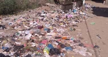تراكم القمامة بشوارع مدينة منشاة القناطر يزعج الأهالى