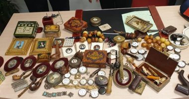 جمارك مطار القاهرة تضبط محاولة تهريب أنتيكات وساعات فضية