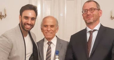 صور.. أحمد الشامى يساند والده أثناء تكريمه من بولندا