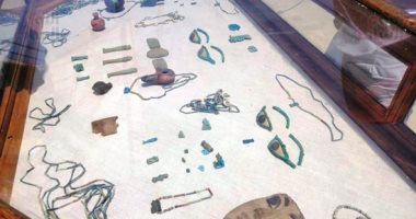صور.. العثور على تمائم نادرة عمرها 2500 عام بمقابر أثرية فى الفيوم