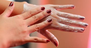 بمنتجات طبيعة من منزلك.. 4 طرق للتخلص من اسمرار اليدين