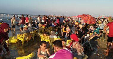 صور.. شواطئ بلطيم بكفر الشيخ "كاملة العدد" هربًا من حرارة الجو