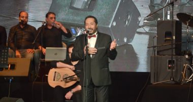 صور.. على الحجار فى حفل كامل العدد بالجامعة الأمريكية