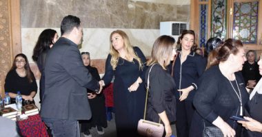 دنيا سمير غانم وبوسى وجميلة عوض وشيرين فى عزاء المخرج محمد النجار