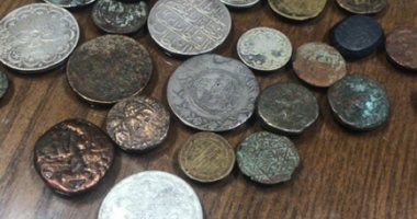 صور.. إحباط تهريب 24 عملة معدنية مختلفة عبر مطار برج العرب