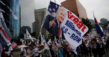 أعلام أمريكا وصور ترامب تزين كوريا الجنوبية قبل زيارته سول