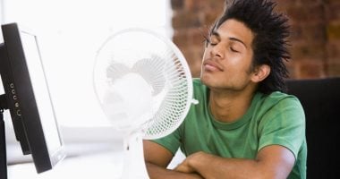 فى الحر.. تعرف على أضرار استخدام المروحة ستصيبك بألم فى العظام والمفاصل