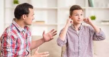 6 أمور هتحل مشكلتك مع ابنك المراهق العنيد.. أبرزها السوشيال ميديا