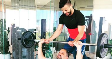 أنا ابن أبويا.. شاهد ابن "إدوارد" بيشيل بداله الحديد فى الجيم
