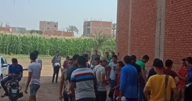  توافد طلاب الثانوية لأداء امتحان اليوم ومراجعة المواد حتى اللحظة الأخيرة