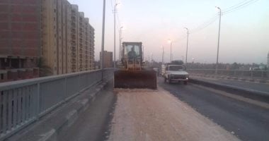 صور.. السيطرة على بقعة زيت اعلى كوبرى الواسطى بأسيوط