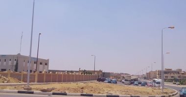 "ماشيين بالعكس".. إضاءة أعمدة الإنارة نهارا فى مدينة الشروق