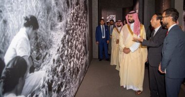 ولى العهد السعودى يزور متحف هيروشيما ويلتقى ناجية من القنبلة الذرية