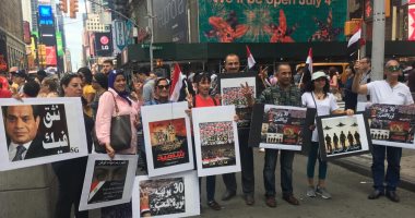 وقفة حاشدة للجالية المصرية فى نيويورك احتفالا بذكرى ثورة 30 يونيو.. صور