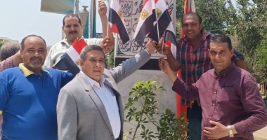 صور..اهالي كفر شكر بالقليوبية يحتفلون بذكرى ثورة 30 يونيو بالأعلام  والأغانى الوطنية