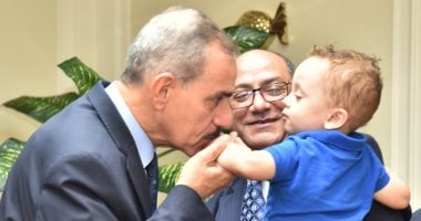 محافظ أسيوط يكرم أسرة الشهيد البطل النقيب مصطفى عثمان ويمنحهم وسام المحافظة