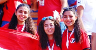 صور.. الجميلات تزين استاد القاهرة لمؤازرة الفراعنة أمام أوغندا