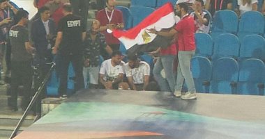 صور.. عماد متعب يطمئن على جنش فى ليلة دعم المنتخب