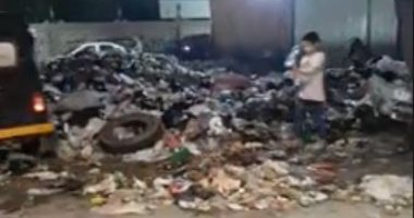 تراكم القمامة على جانبى الطريق بشارع القومية العربية بإمبابة
