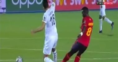 فيديو.. إصابة قوية لكوكا ويغادر مواجهة أوغندا على سيارة الإسعاف
