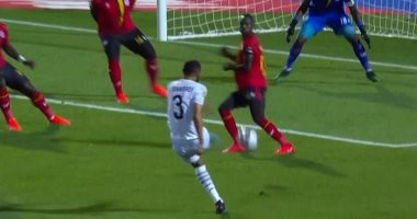 الفراعنة يتقدمون على أوغندا بثنائية بسلاح "الخبرة" فى الشوط الأول.. المنتخب يقدم أداء متوسطا لمدة 45 دقيقة.. الثنائية من نصيب صلاح والمحمدى.. الضيوف يقدمون أداء جيدا.. ومحمد الشناوى يتألق فى الدفاع عن مرماه