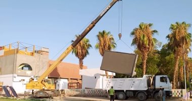 صور.. نقل شاشات عرض أمم أفريقيا لمنع التكدس المرورى بالوادى الجديد
