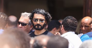 صور.. خالد النبوى ويسرا اللوزى وأشرف زكى وعمرو عرفة يودعون جثمان عزت أبو عوف من السيدة نفيسة إلى مثواه الأخير.. ومها أبو عوف تحضر من السعودية لإلقاء نظرة أخيرة على شقيقها.. والعزاء غداً بمسجد الشرطة بالشيخ زايد