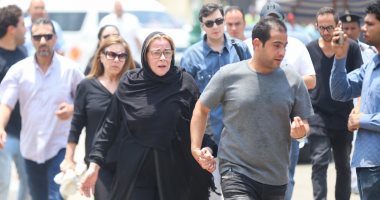 صور.. مها أبو عوف تصل مسجد السيدة نفيسة للمشاركة فى صلاة الجنازة على عزت ابو عوف 