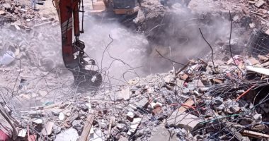 محافظة الجيزة توجه بفحص العقارات المجاورة لعقار إمبابة المنهار.. صور