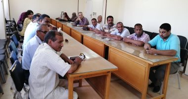 مدير شباب الأقصر يبحث مع مسئولى التفتيش المالى والإدارى مشكلات الهيئات الرياضية