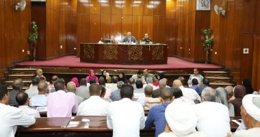 محافظ قنا يتلقى 250 طلب وشكوى فى اللقاء الإسبوعى المفتوح