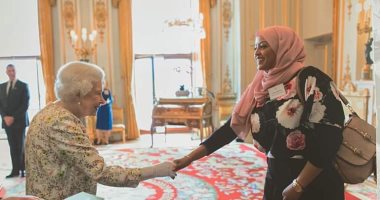 الهجرة تهنئ شابة مصرية كرمتها الملكة إليزابيث لأعمالها الخيرية