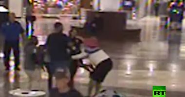 شاهد..محاولة خطف طفل من والديه أمام الجميع بمطار أمريكى