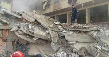 مصرع شخص وإصابة 2 والبحث عن مفقود إثر انهيار عقار فى إمبابة.. صور